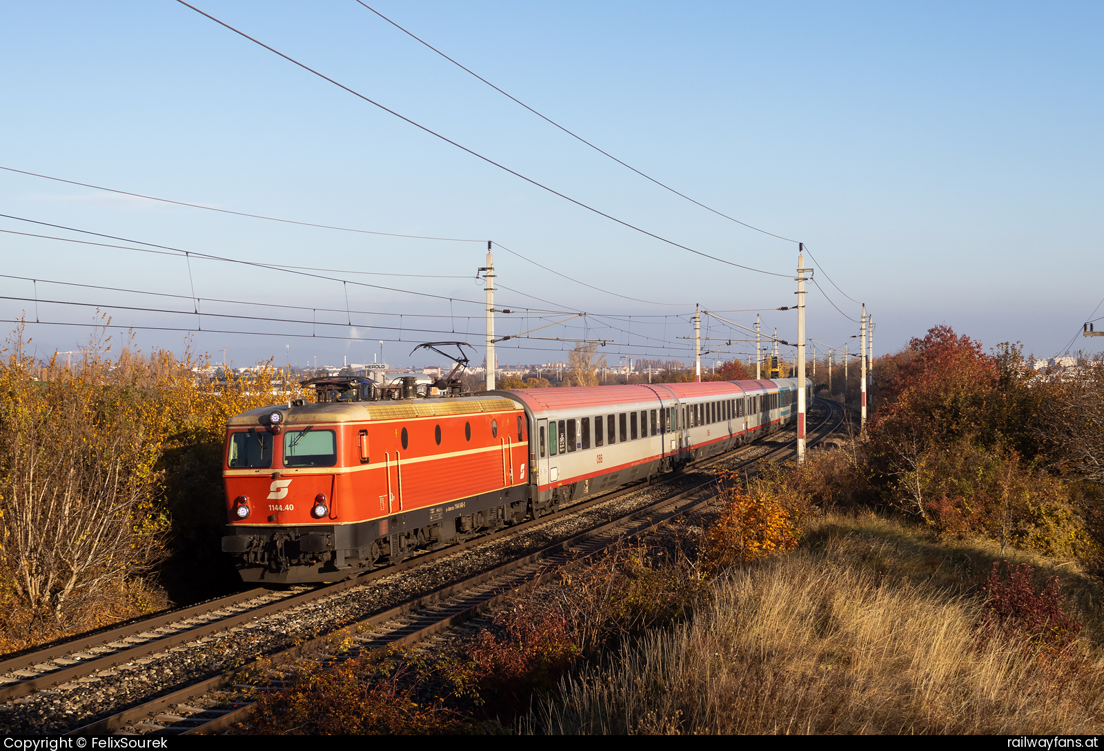 ÖBB 1144 040 in Viaduktstraße mit dem EC 151 (Emona) Südbahn | Wien Hbf -  Spielfeld Straß Railwayfans