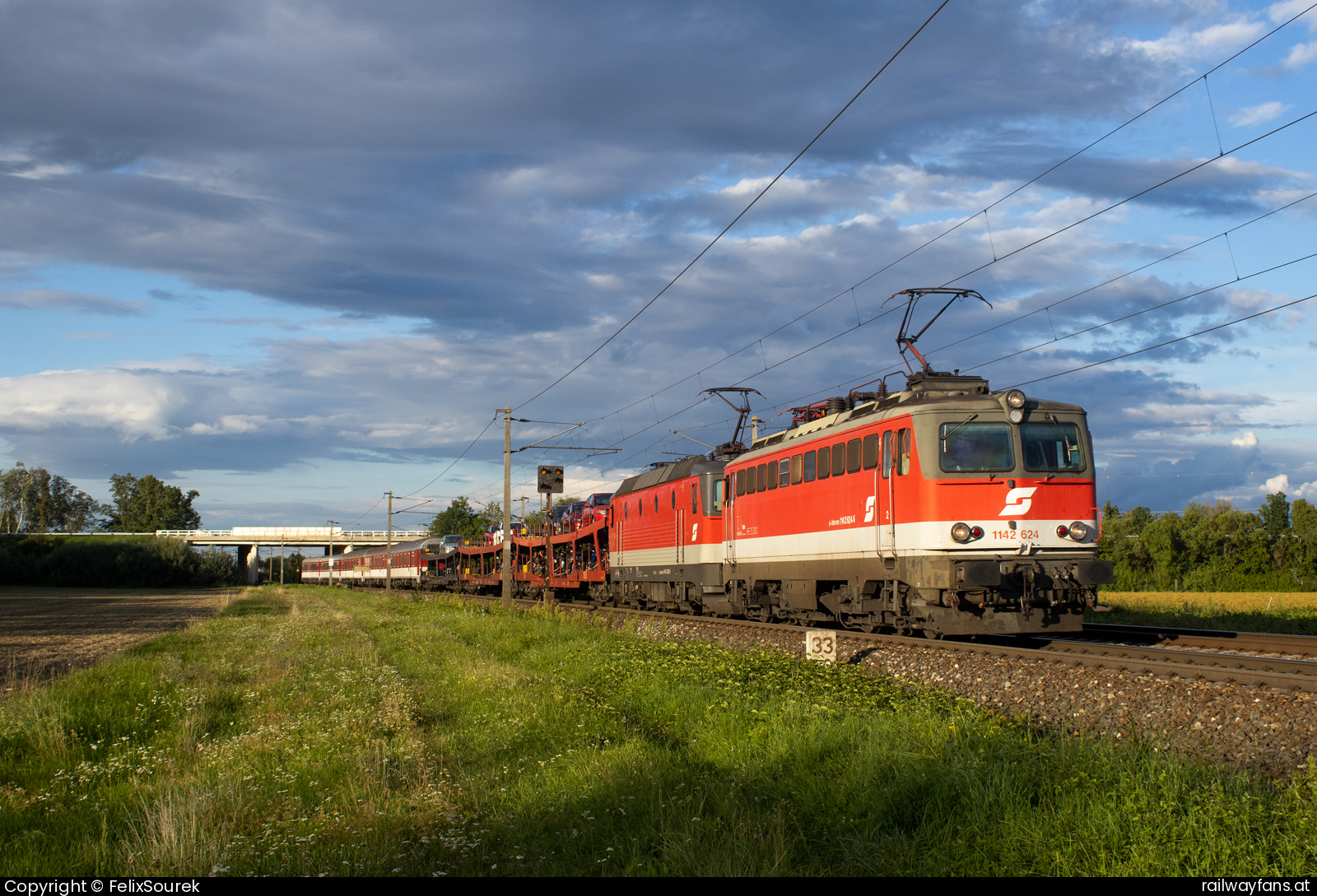 ÖBB 1142 624 in Großhaarbach mit dem EN 1153 - Dieses Foto enthält gleich mehrere Besonderheiten. Erstens sind die Einätze der Reihe 1142 im Fernverkehr sind in den letzten Jahren immer weniger geworden. Zweitens ist es im Jahr 2022 umso seltener gleich zwei Loks mit dem altbekannten Pflatsch Logo an einem Zug zu sehen. Hier durchfährt das coole Gespann von 1142 624 + 1144 283 (die einzige Lok mit Pflaschlogo und verkehrsroter Farbgebung) mit dem Urlauberzug EN1153 Bratislava - Split den Ort Landegg  Pottendorfer Linie | Wien Hbf - Wr. Neustadt Railwayfans