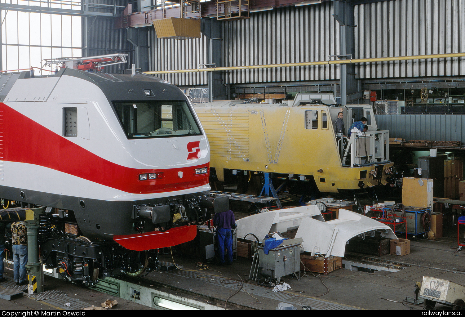 ÖBB 1012 002 in Eggenberger Straße mit dem - - Links 1012 002, rechts Lokkasten von 1012 003. SGP Werk Graz.  Südbahn | Wien Hbf -  Spielfeld Straß Railwayfans