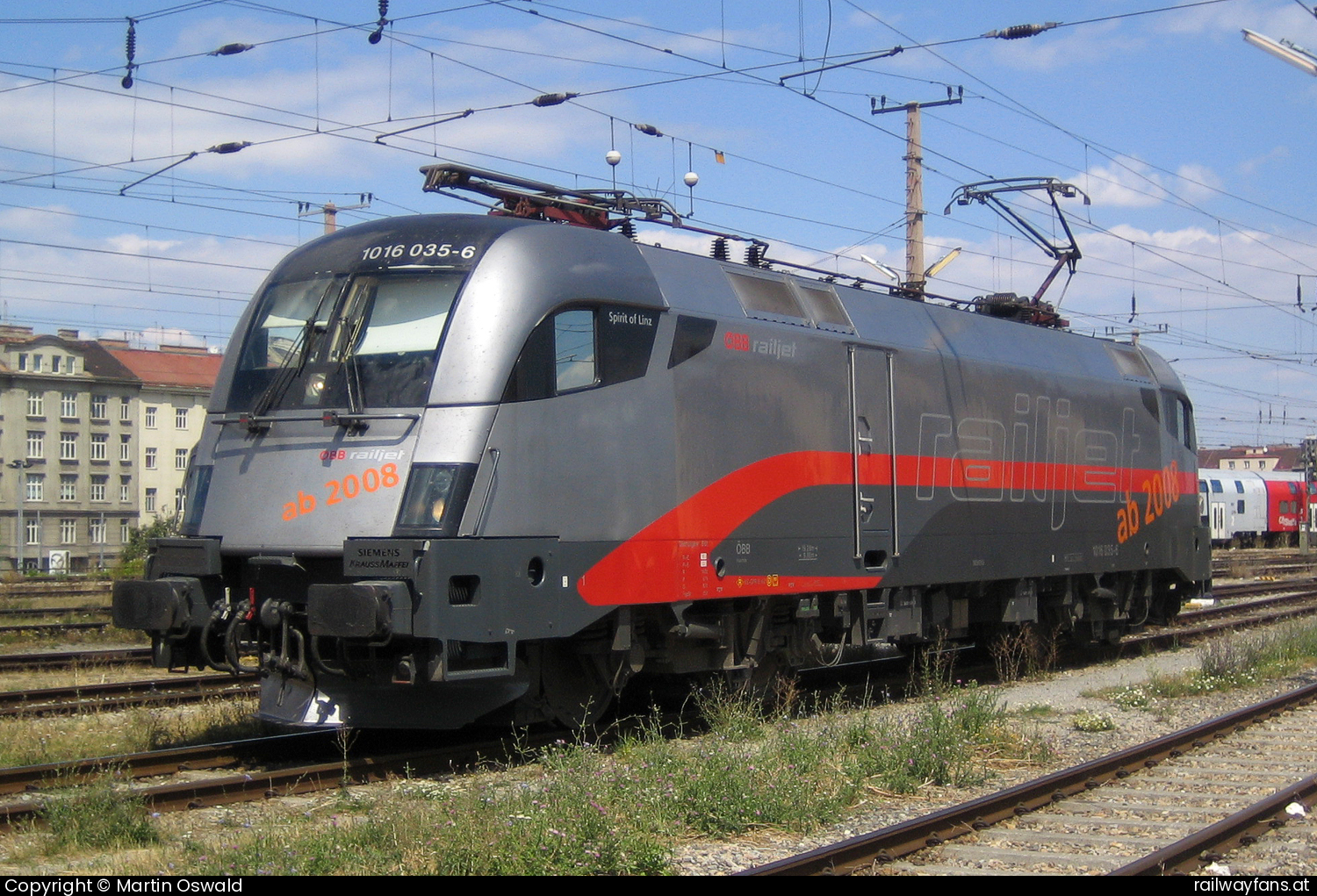 ÖBB 1016 035 in  mit dem - - Railjet Versuchslackierung  Wien Südbahnhof Railwayfans