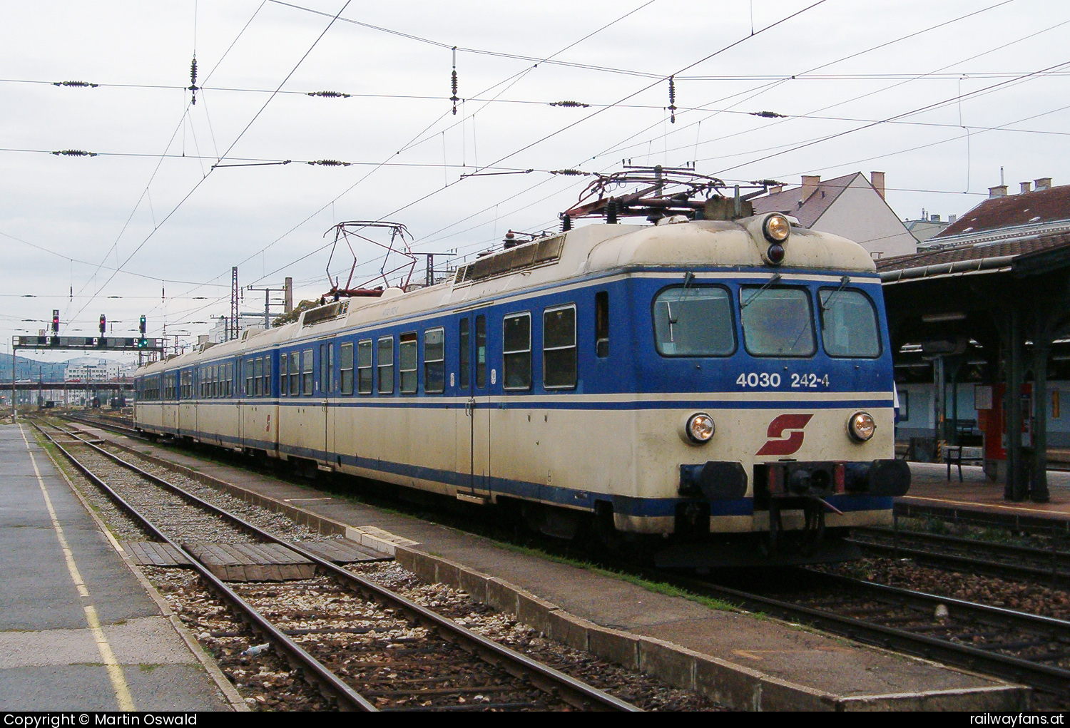 ÖBB 4030 242 in  mit dem R2037 - Aufgenommen mit meiner ersten digitalen Kamera HP Fotosmart 735.  Westbahn | Wien Westbahnhof - St. Pölten (alt) Railwayfans
