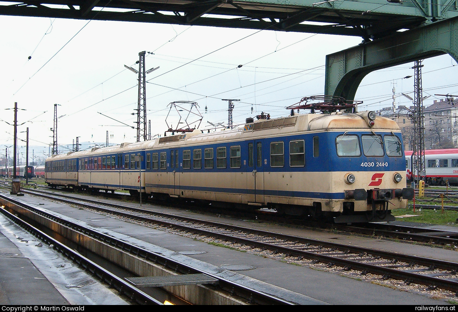 ÖBB 4030 244 in Wien Westbahnhof - ...mit Zwischenwagen 7030 242.  Westbahn | Wien Westbahnhof - St. Pölten (alt) Railwayfans