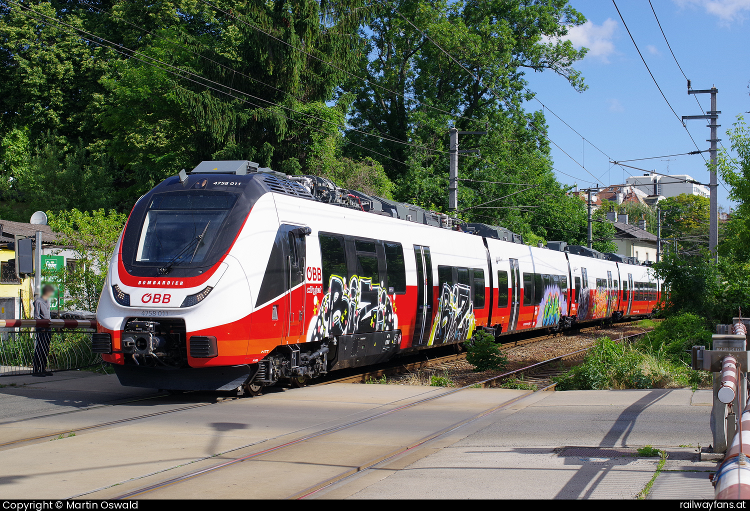 Bombardier Transportation 4758 011 in Hietzinger Hauptstraße Wien Hütteldorf - Wien Praterstern Railwayfans