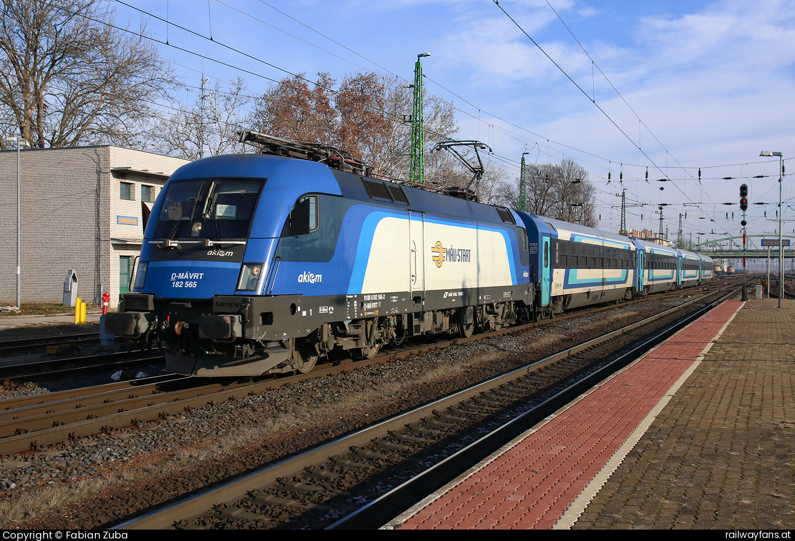 MÁV Rail Tours 182 565 in Komarom mit dem IC 934 Hegyeshalom - Budapest (Raaber Ostbahn) Railwayfans