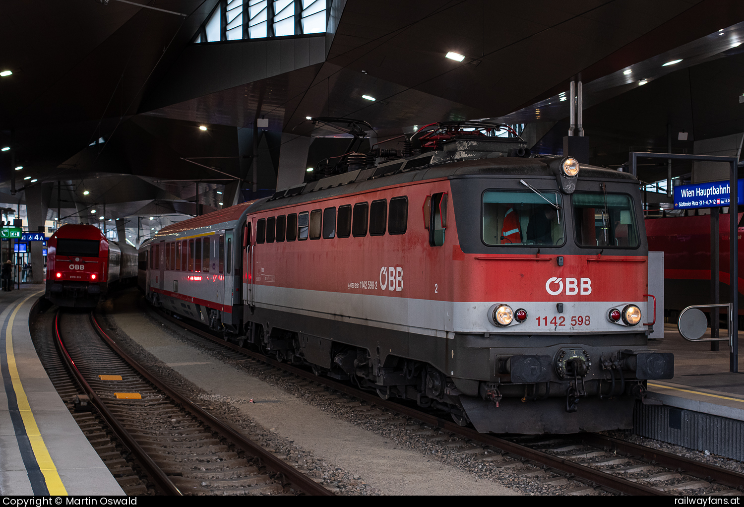 ÖBB 1142 598 in Wien Hauptbahnhof mit dem IC359 Wien Hbf - Graz Südbahn | Wien Hbf -  Spielfeld Straß Railwayfans