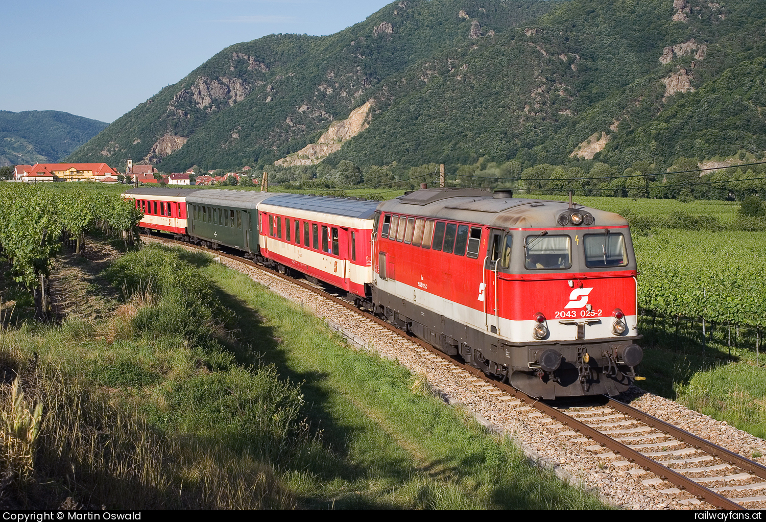 ÖBB 2043 025 in Wösendorf in der Wachau mit dem EZ1998 Wachaubahn | Krems a.d. Donau - Sarmingstein Railwayfans