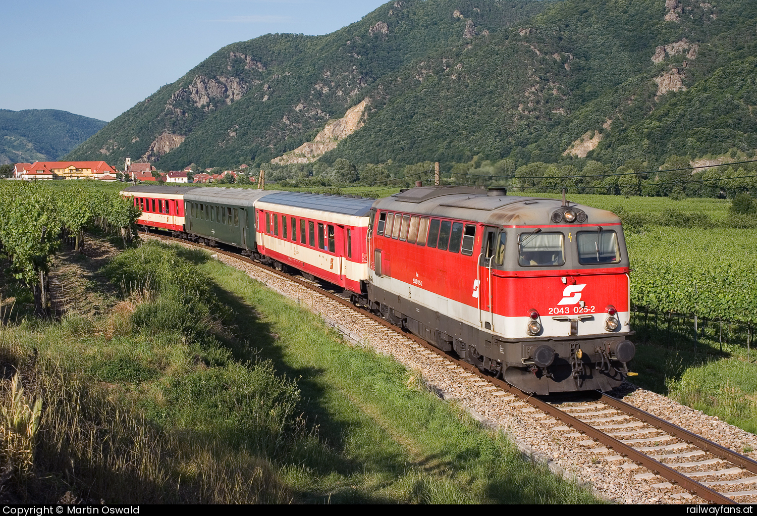 ÖBB 2043 025 in Großhaarbach mit dem EZ1998 Wachaubahn | Krems a.d. Donau - Sarmingstein Railwayfans