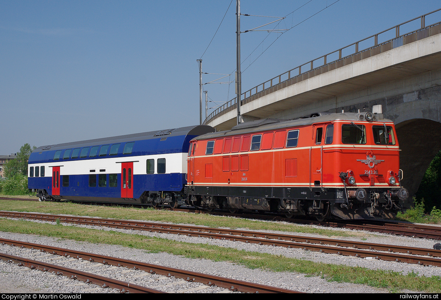 ÖBB 2143 035 in Wien Siemensstraße (Rail Tec Arsenal) - Überstellung eines SBB-Wagens in die Klimakammer der Rail Tec Arsenal (RTA).  Nordbahn | Wien Praterstern - Breclav Railwayfans