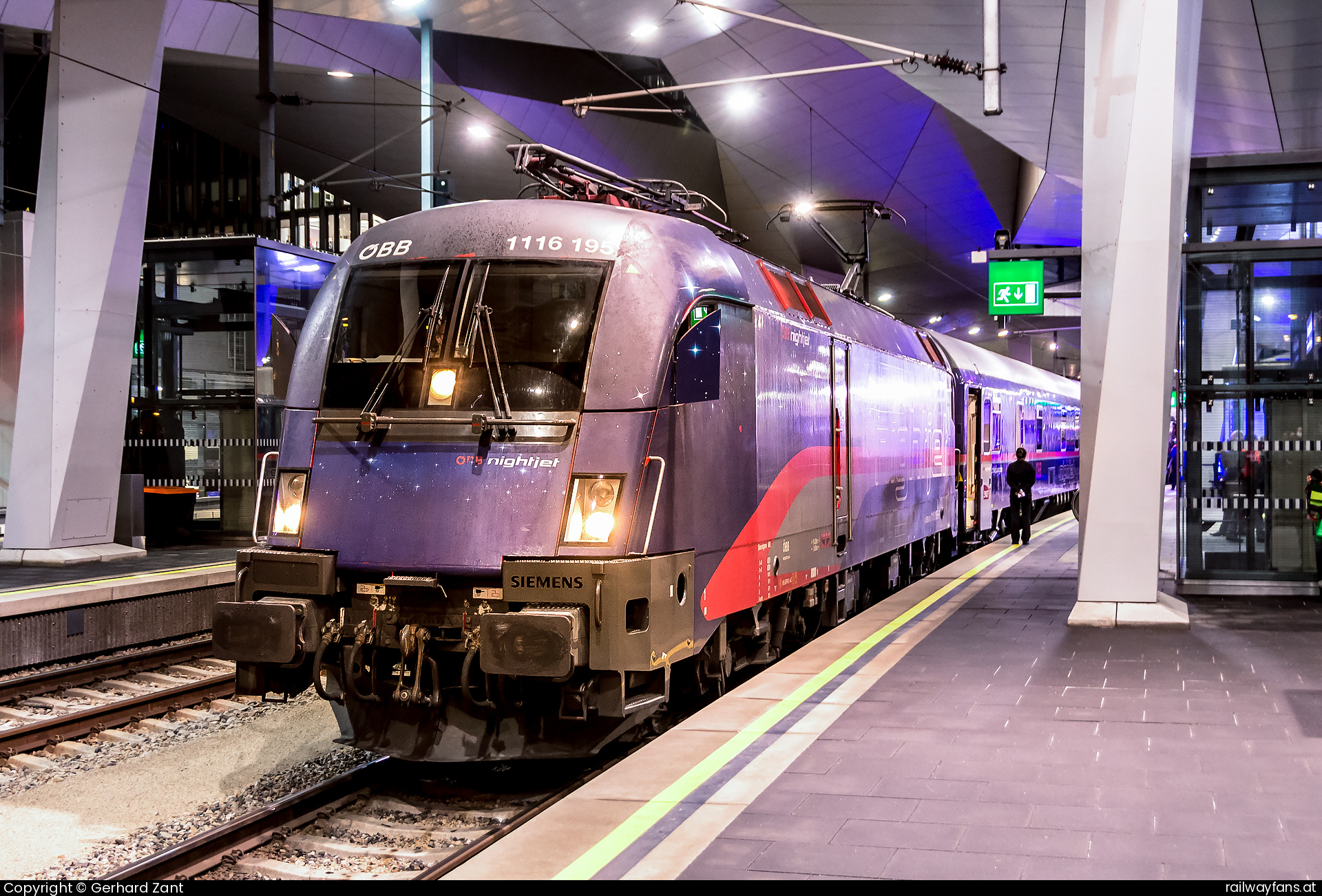 ÖBB 1116 195 in Südtiroler Platz mit dem NJ 468 - Erster Nightjet 468, bereit zum Start nach Paris Est,. Wien Hbf. am 13.12.2021.  Westbahn Railwayfans