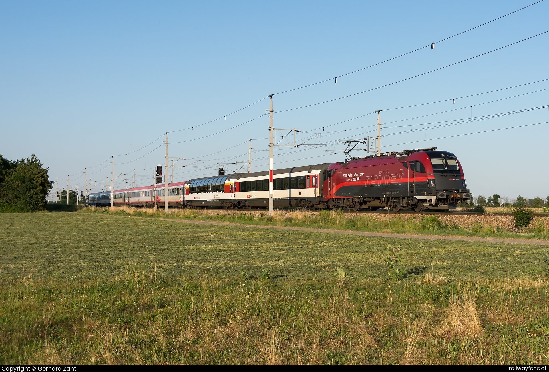 ÖBB 1216 229 in Wiener Außenring Schnellstraße mit dem EC 105 - EC 105 mit 1216 229.  Nordbahn | Wien Praterstern - Breclav Railwayfans