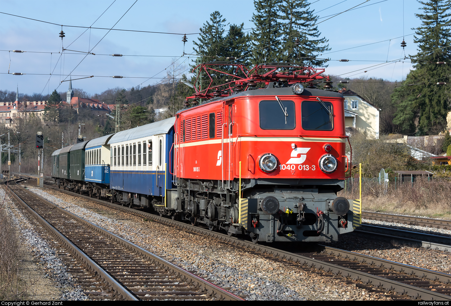 Club 1018 1040 013 in Tullnerbach-Pressbaum - 1040 013, unterwegs mit dem Sonderzug zum 