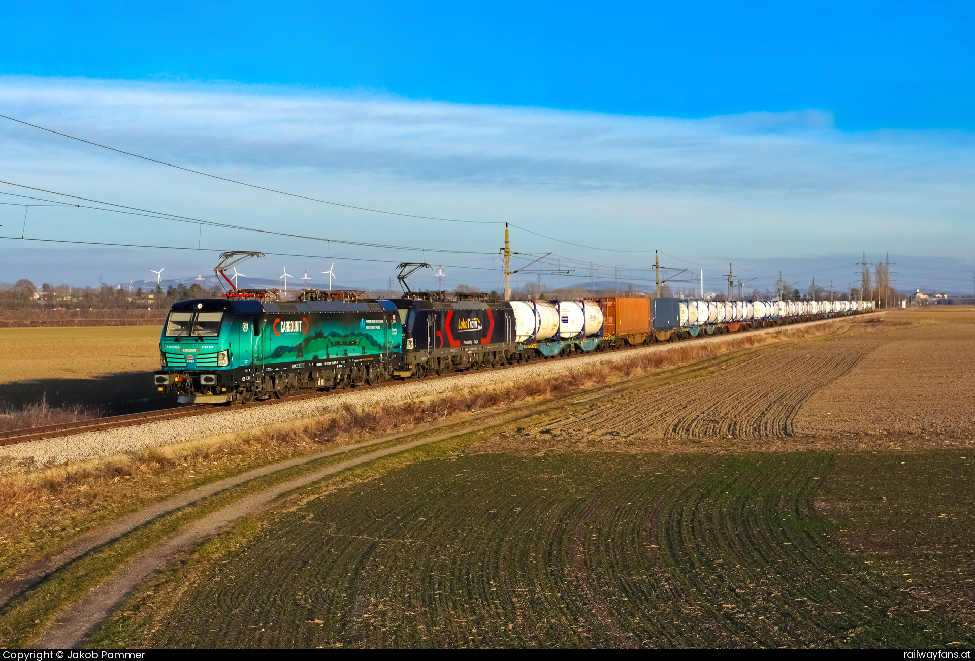 Cargounit 370 072 in Großhaarbach mit dem STEC 40593 - 370 072 + 370 028 bespannten am 14. Jänner den DBCCZ STEC 40593 von Breclav pred nach Tarvisio Boscoverde. 370 072 wirbt für den 20. Geburtstag von Cargounit und weist auf die osteuropäischen Transportkorridore sowie auf die Drei-Meere-Initiative hin. Ziel der Initiative ist es, die mitteleuropäische Zusammenarbeit in den Bereichen Politik, Wirtschaft, Infrastruktur, Energiepolitik und Sicherheit zu stärken. Sie will durch das Schaffen eines Gleichgewichts zwischen Ost und West die Union stärken und die Zusammenarbeit ausbauen. Am 20. September wurde die Lok auf der Trako Eisenbahnmesse in Danzig offiziell vorgestellt. Auf der Lok sind Bauwerke aus allen Hauptstädten der beteiligten elf Länder zu sehen, mit Ausnahme Polens. Stattdessen wurde stellvertretend die Jahrhunderthalle in Wroclaw, dem Sitz der Cargounit auf der Lok abgebildet.  Absdorf - Stockerau Railwayfans