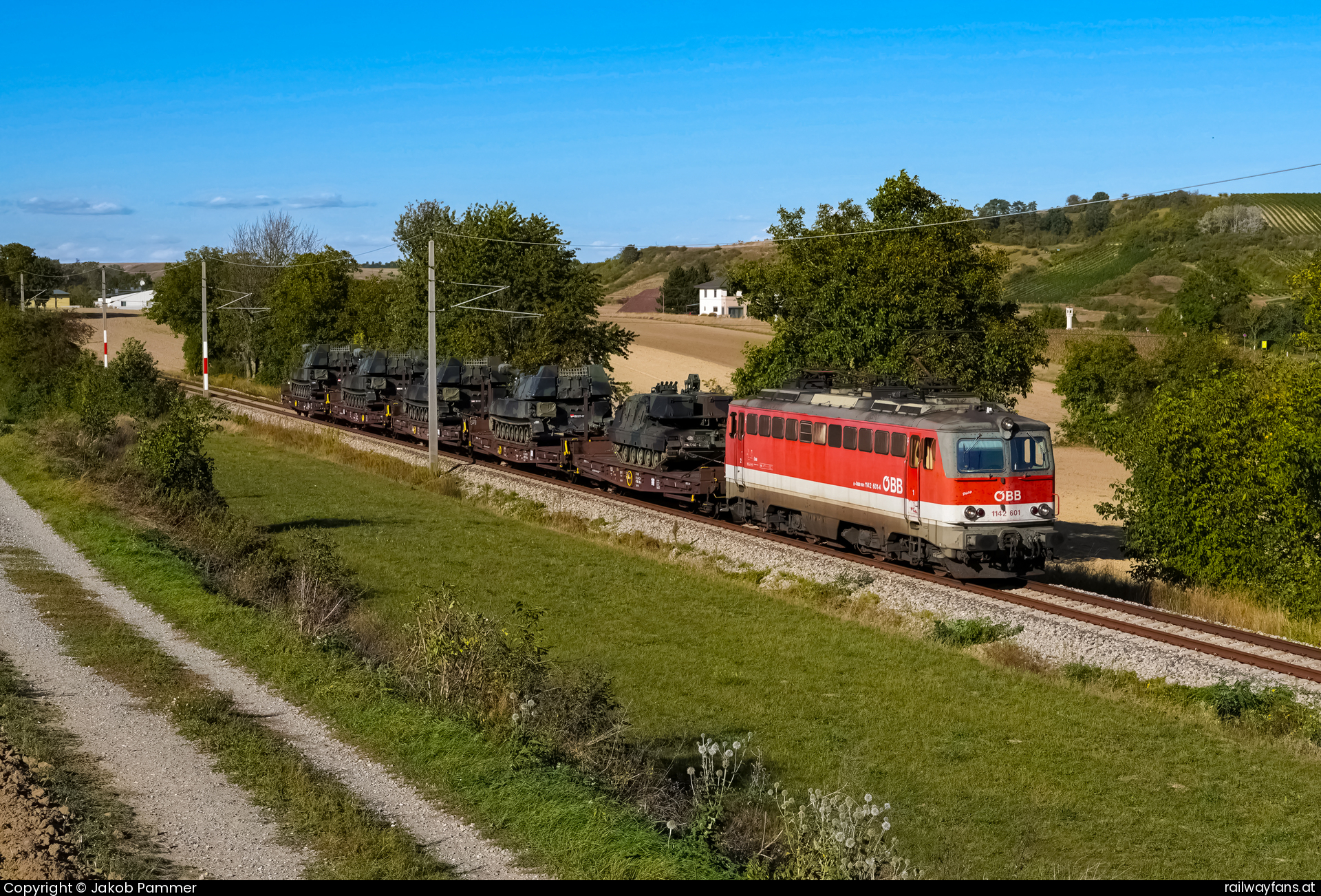 ÖBB 1142 601 in Schleinbach mit dem SGAG 90142 Laaer Ostbahn | Wien Hbf.  - Laa a.d. Thaya Railwayfans