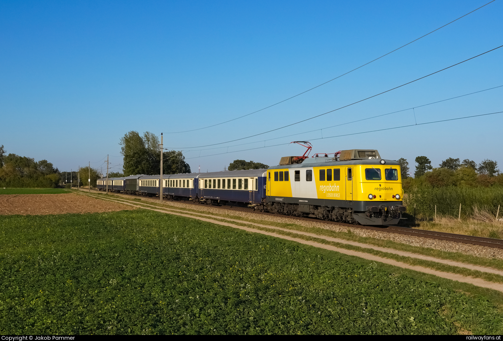 Regiobahn 1110 524 in Baumgarten am Tullnerfeld mit dem SLP 14870 Tullnerfelderbahn | Tulln - St.Pölten Railwayfans