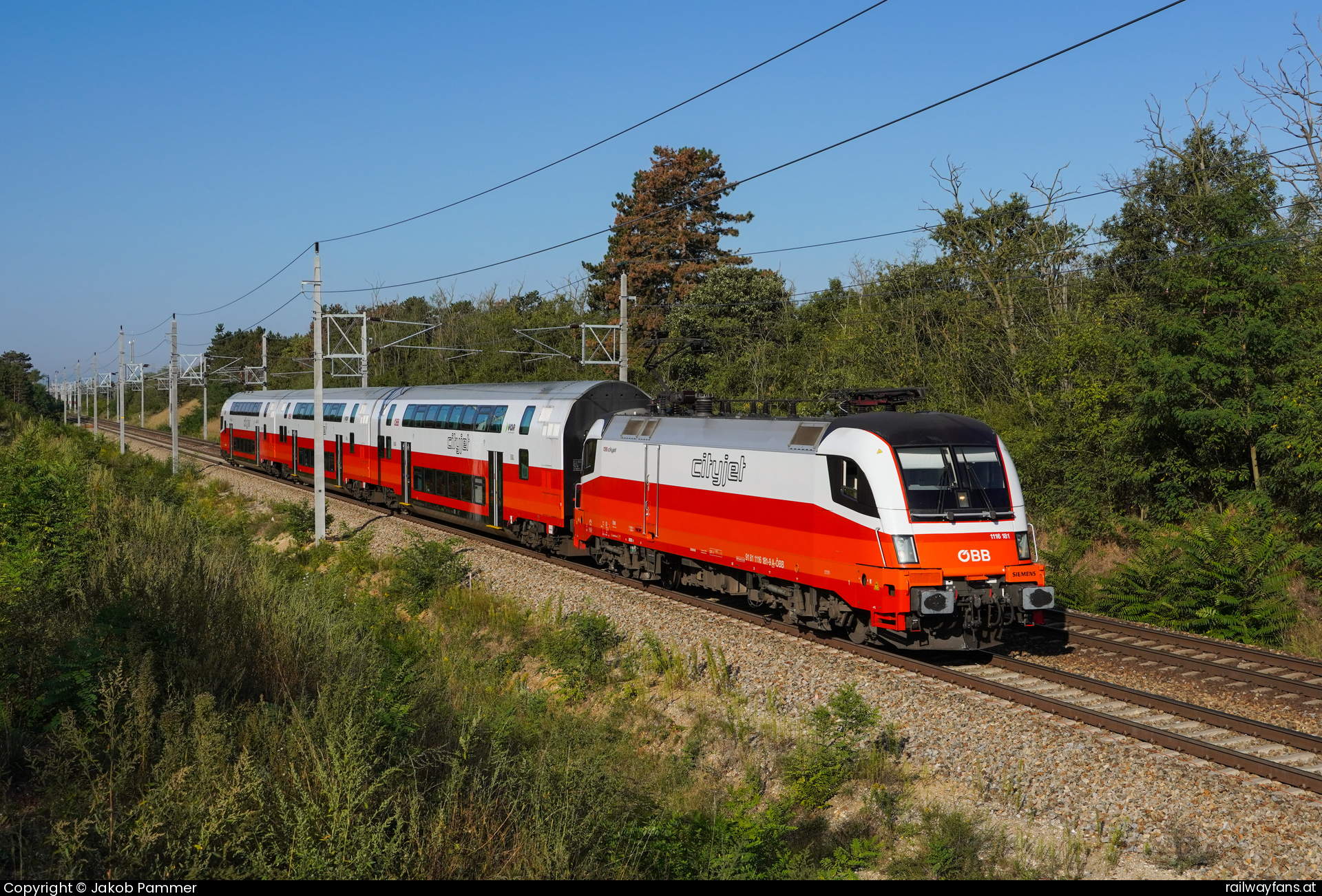 ÖBB 1116 181 in Helmahof mit dem SLP 96384 Nordbahn | Wien Praterstern - Breclav Railwayfans