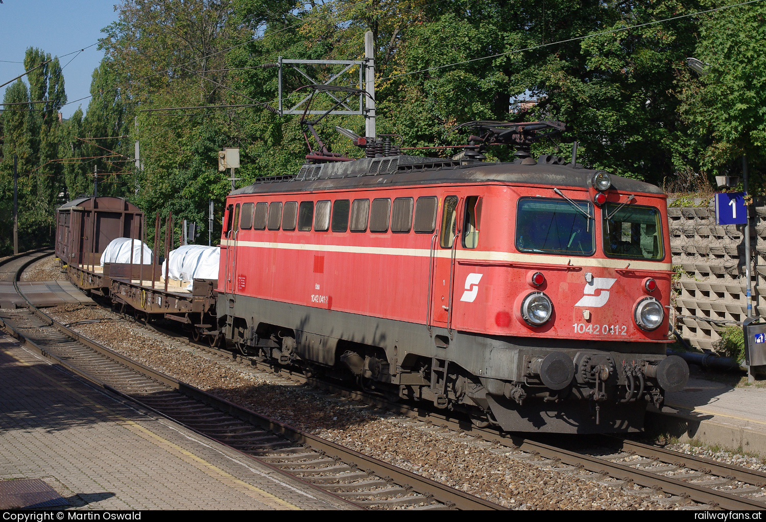 ÖBB 1042 041 in Wien Speising mit dem 54033  Railwayfans