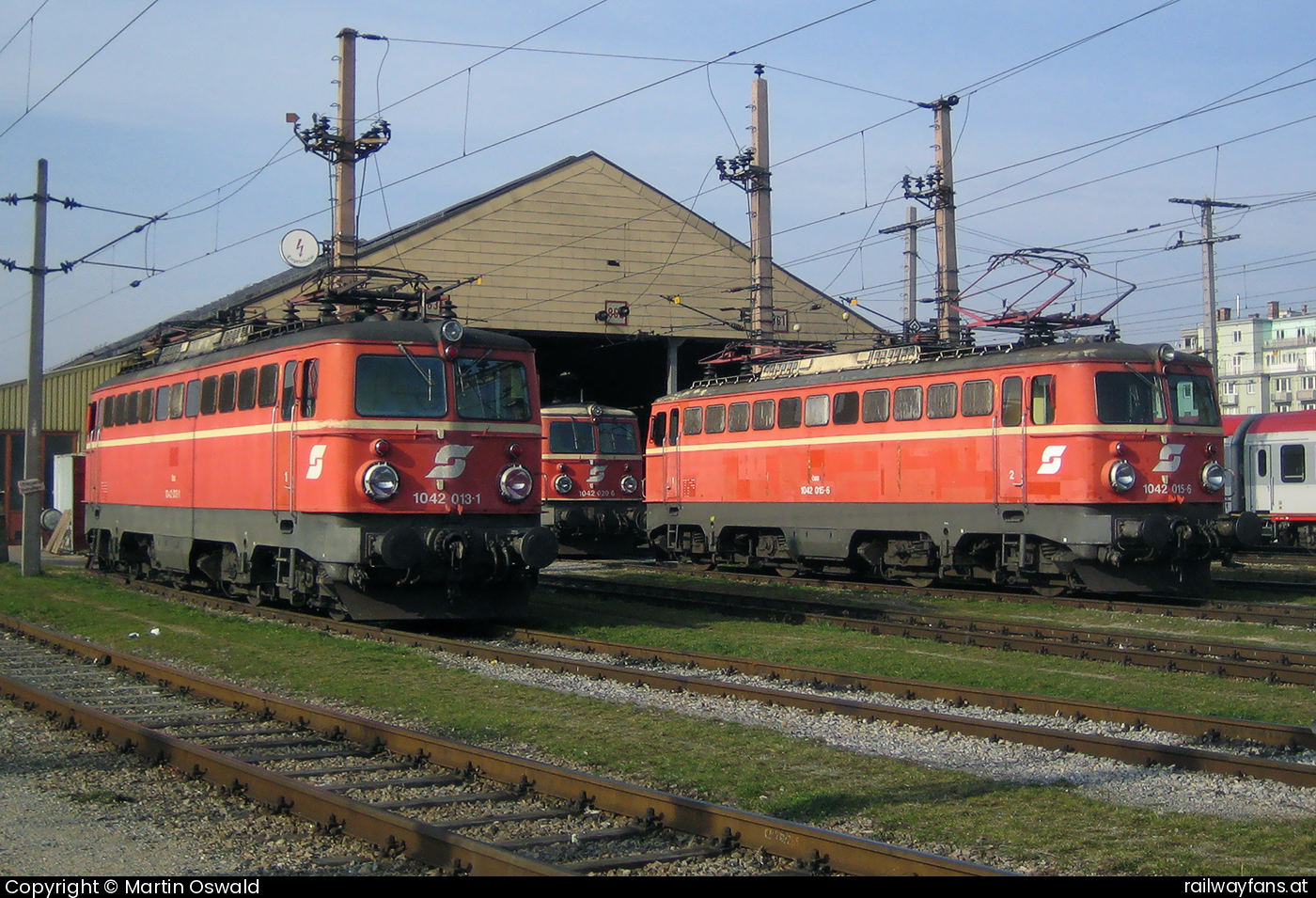 ÖBB 1042 013 in Wien Südbahnhof - rechts 1042 015, mittig 1042 020.   Railwayfans