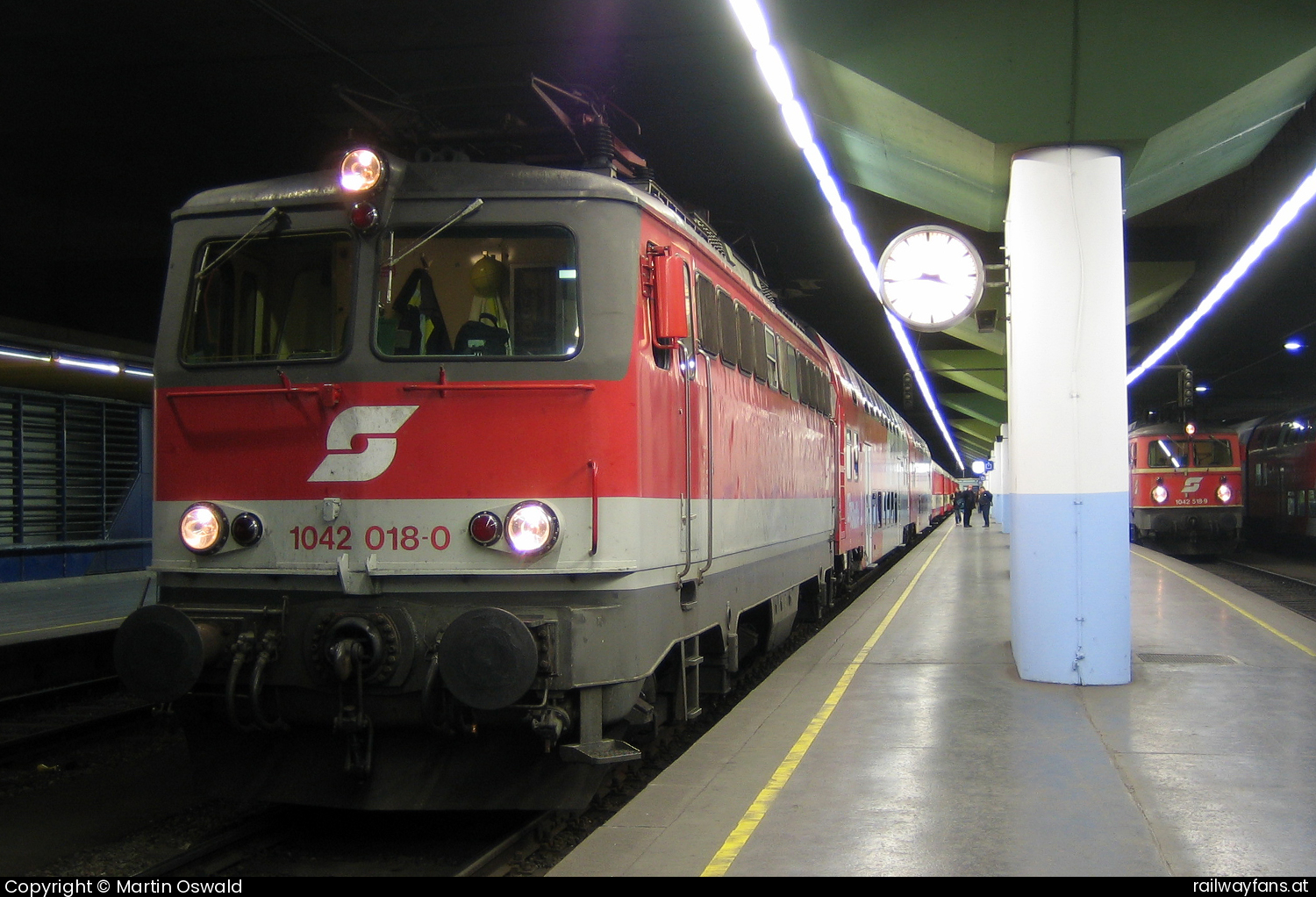 ÖBB 1042 018 in Wien Franz-Josefs-Bahnhof mit dem 7124  Railwayfans