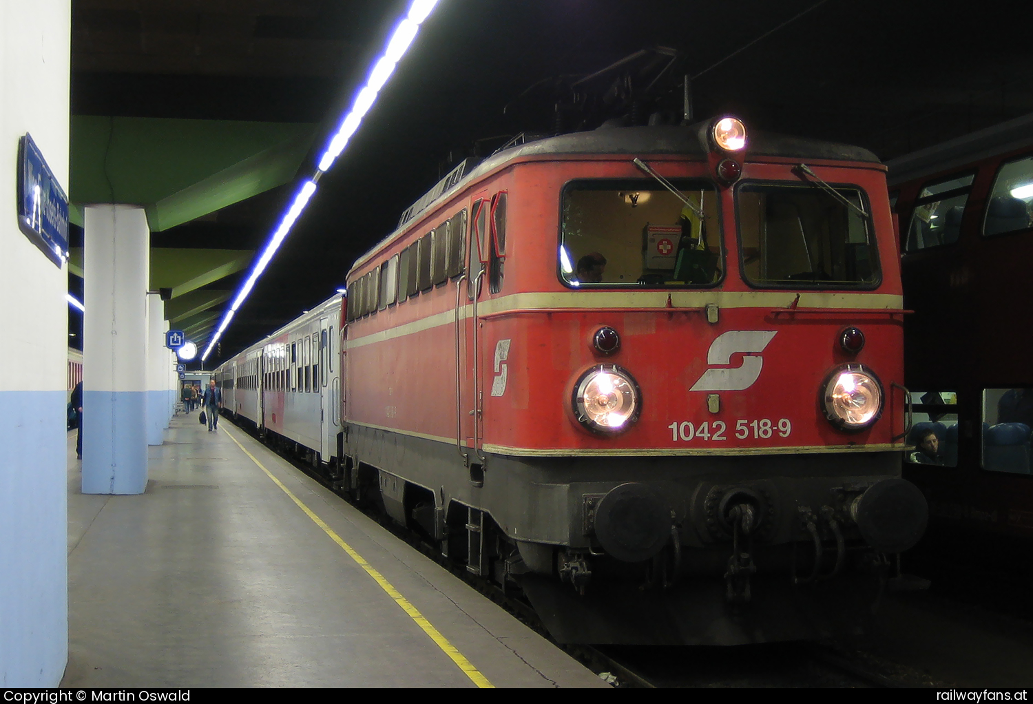 ÖBB 1042 518 in Wien Franz-Josefs-Bahnhof mit dem 2112  Railwayfans