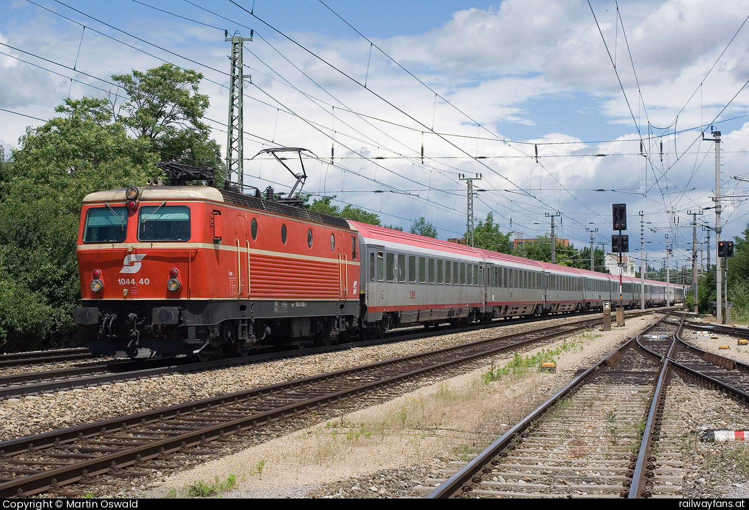 ÖBB 1044 040 in Wien Liesing Frachtenbahnhof mit dem OEC733  Railwayfans