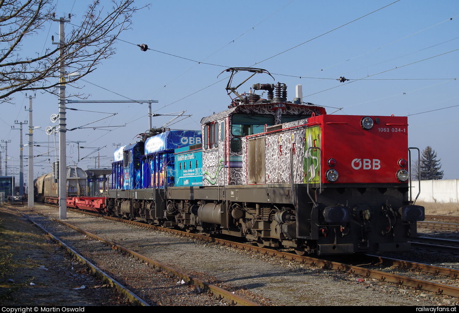 ÖBB 1063 034 in Deutsch Wagram mit dem 64212 - mit Tecsol Hybrid-Versuchslok 1063 039.   Railwayfans