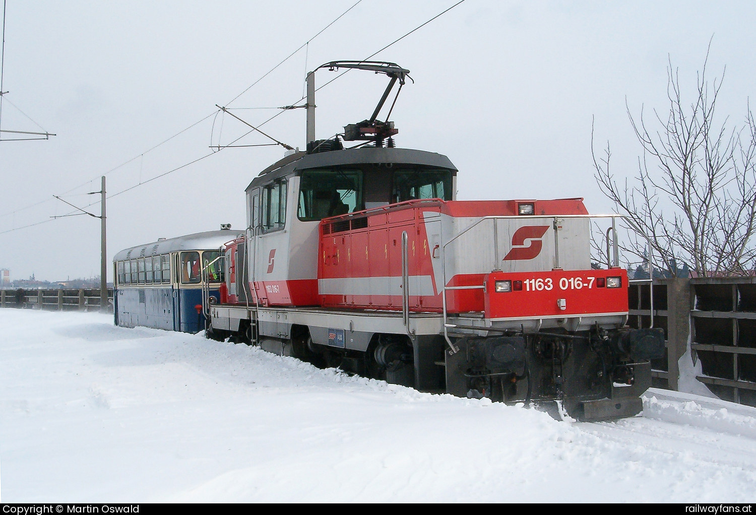 ÖBB 1163 016 in Kledering - Bergung des liegengebliebenen Schulungstriebwagens 8081 015.   Railwayfans