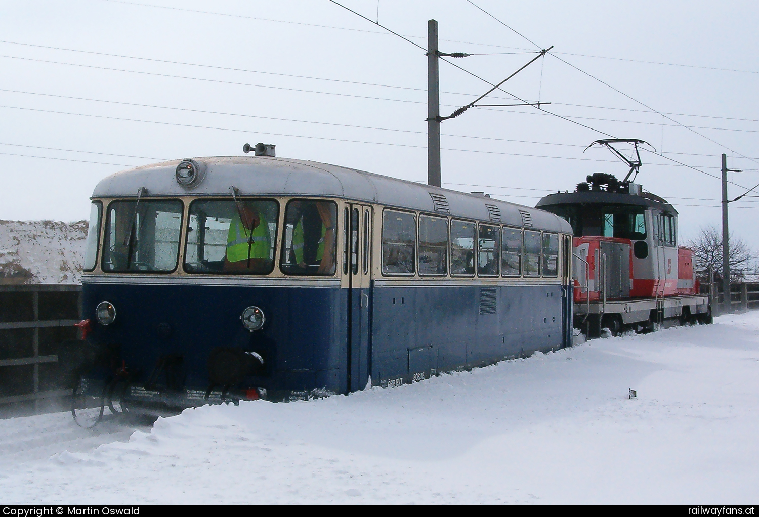 ÖBB 8081 015 in Kledering - Bergung nach Liegenbleiben in Schneewächte durch 1163 016.   Railwayfans