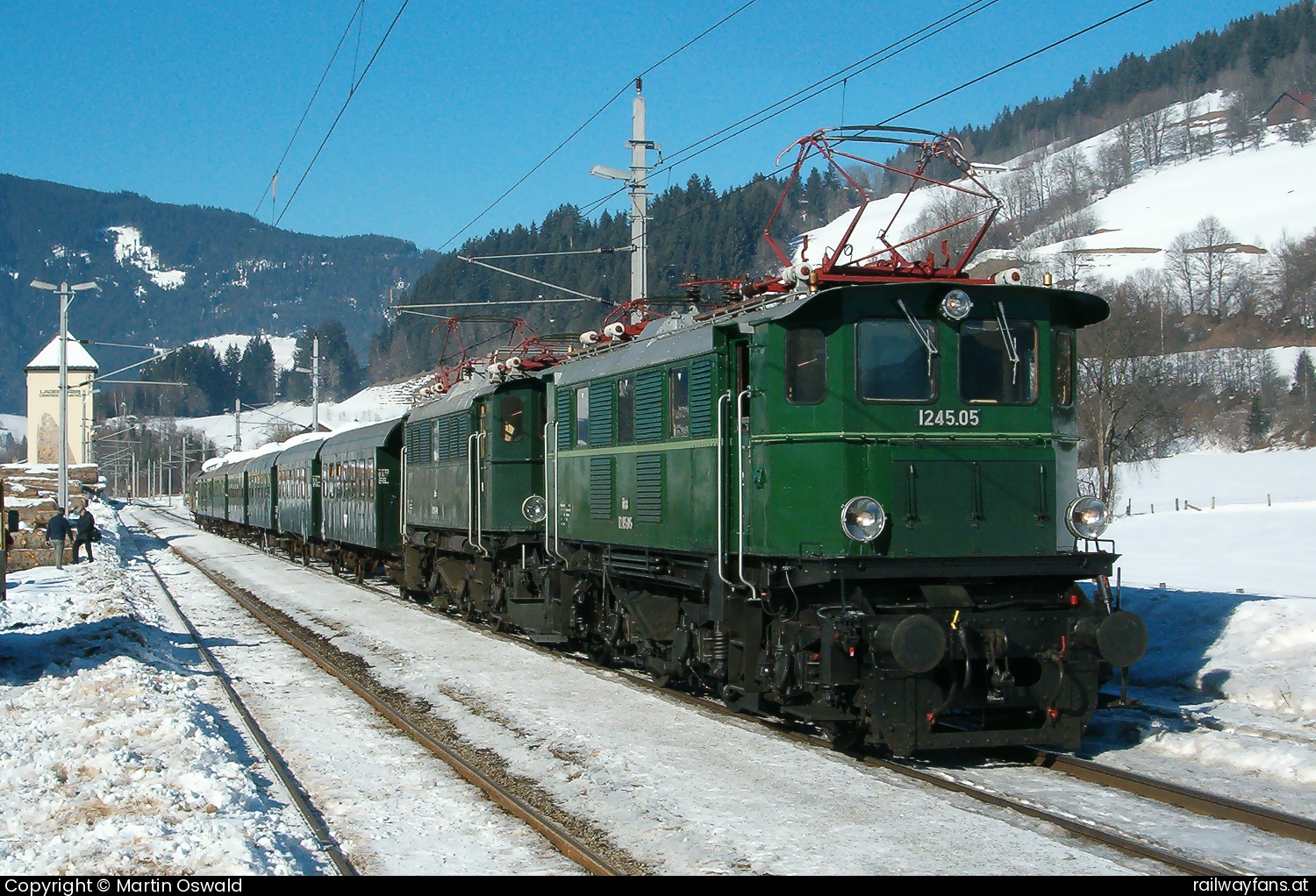 ÖBB 1245 005 in Altenmarkt im Pongau - Sonderzug, Zuglok 1245 004.

   Railwayfans