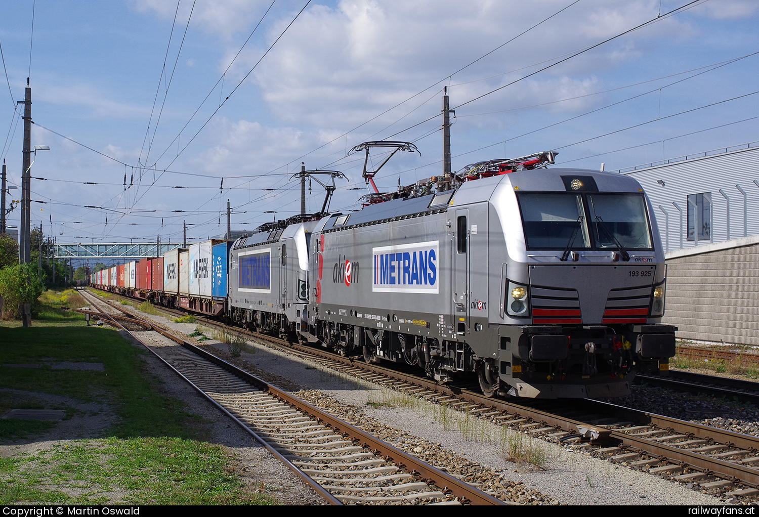 Metrans 193 925 in Wien Oberlaa - mit 383 411.   Railwayfans