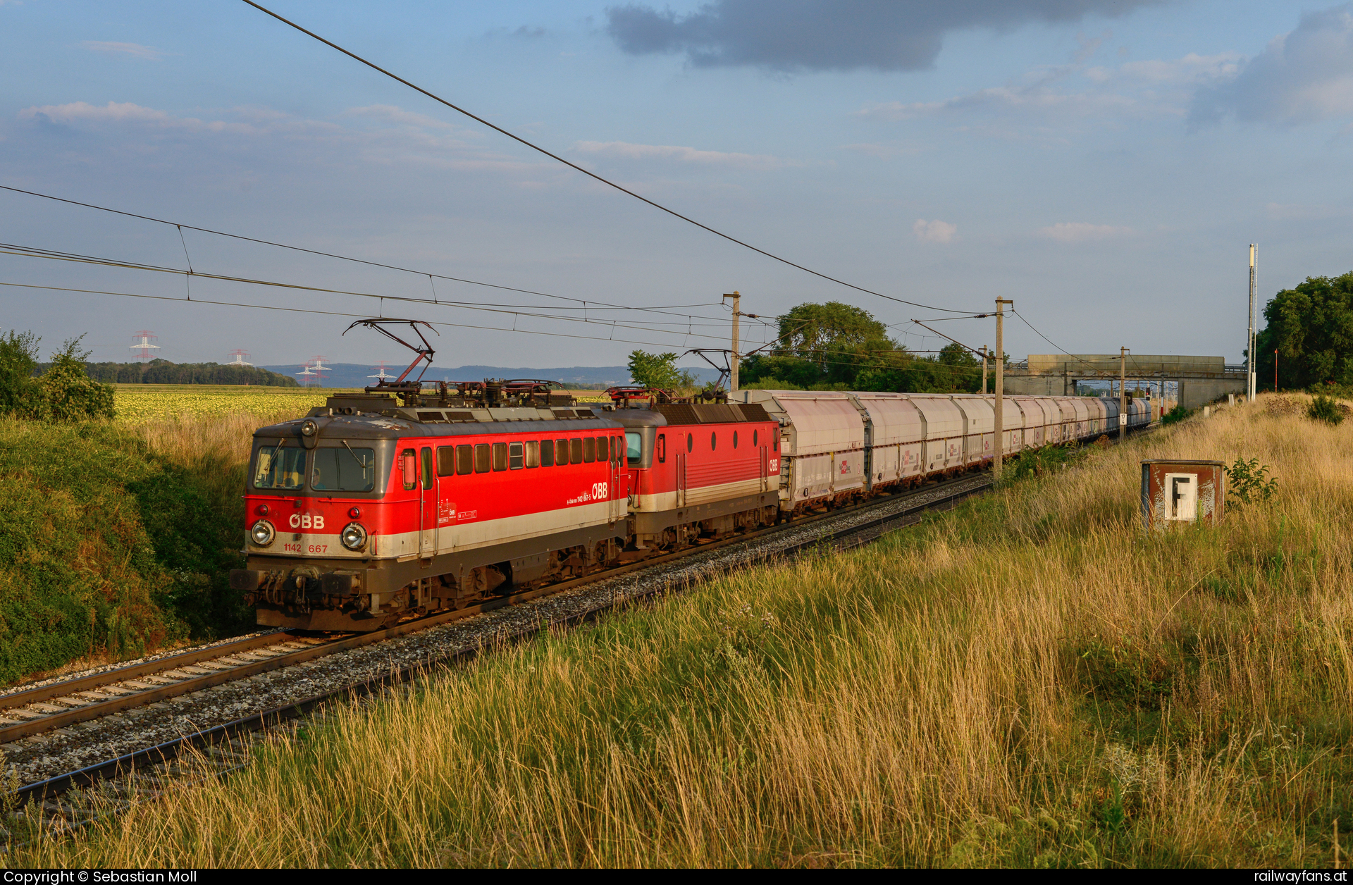 ÖBB 1142 667 in Gramatneusiedl mit dem 57070 Ostbahn | Wien Hbf - Hegyeshalom Railwayfans