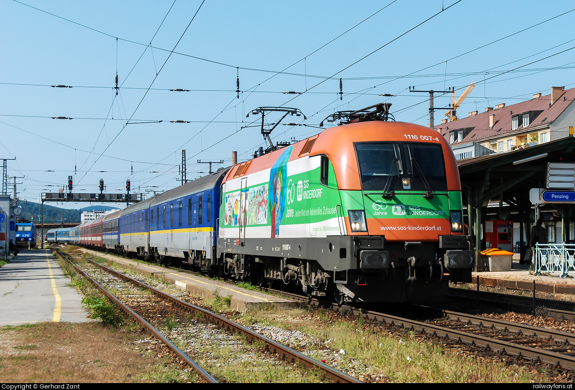 ÖBB 1116 007 in Diesterweggasse mit dem EC 962 - 1116 007 