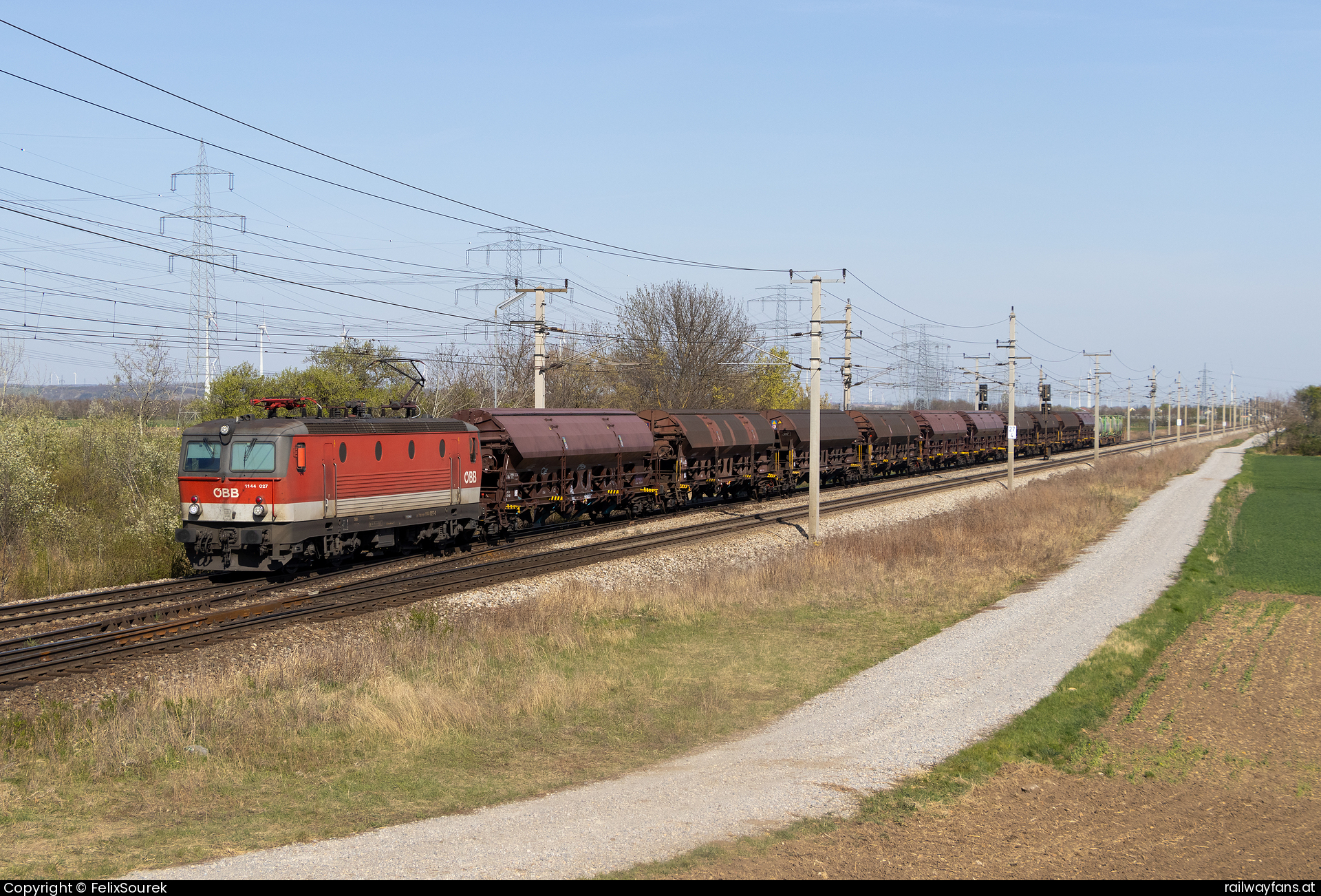 ÖBB 1144 027 in Götzendorf an der Leitha Ostbahn | Wien Hbf - Hegyeshalom Railwayfans