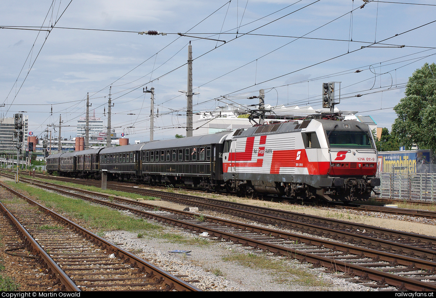 ÖBB 1014 011 in Wien Spittelau mit dem 17437 - Le Majestic  Franz-Josefsbahn | Wien FJB - Ceske Velenice Railwayfans