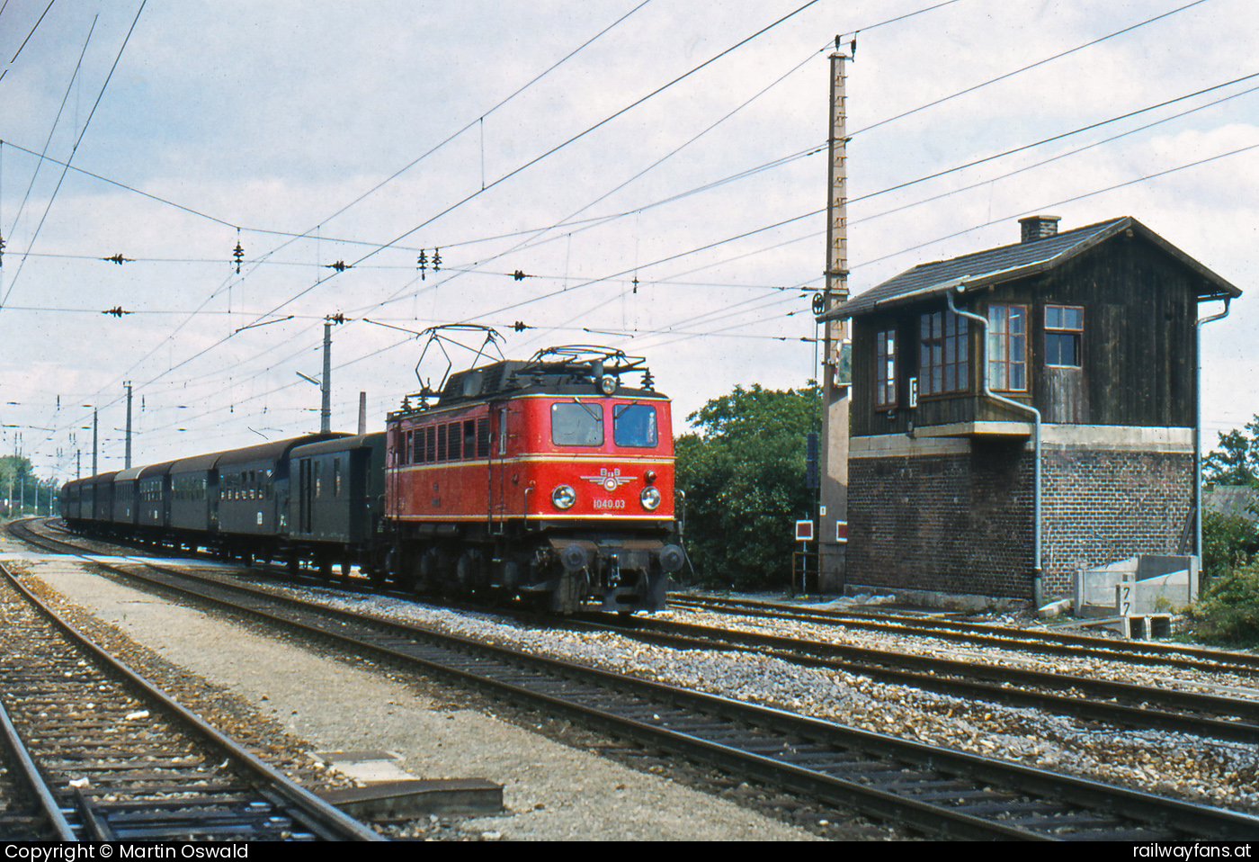 ÖBB 1040 003 in Atzgersdorf-Mauer mit dem P6413 - P6413 Wien Süd - Puchberg am Schneeberg. An einzelnen Tagen benützte ich diesen Zug zwischen Wien Meidling und Atzgersdorf-Mauer am Heimweg vom Gymnasium.  Südbahn | Wien Hbf -  Spielfeld Straß Railwayfans