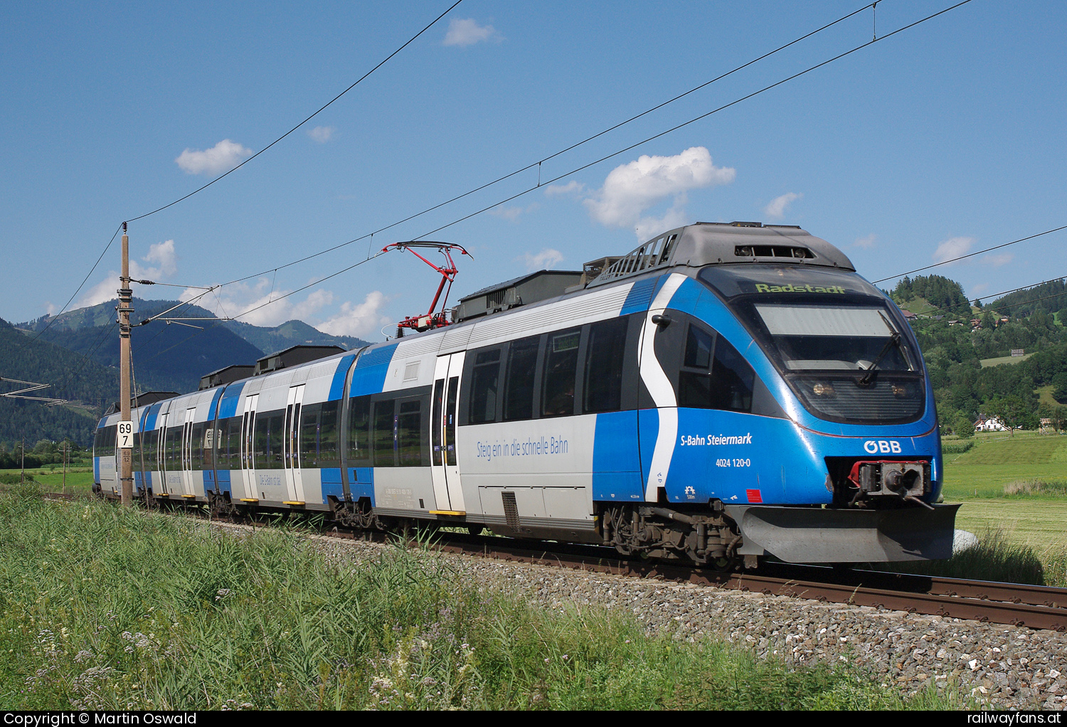 ÖBB 4024 120 in Niederöblarn mit dem 4482 - S-Bahn Steiermark Sonderdesign.
   Railwayfans