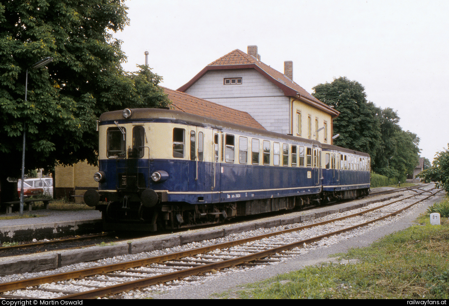 ÖBB 5042 03 in Stammersdorf - + 5042 15.   Railwayfans