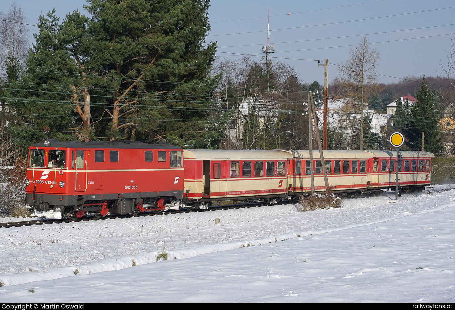 ÖBB 2095 013 in St. Pölten Alpenbahnhof mit dem 6833  Railwayfans