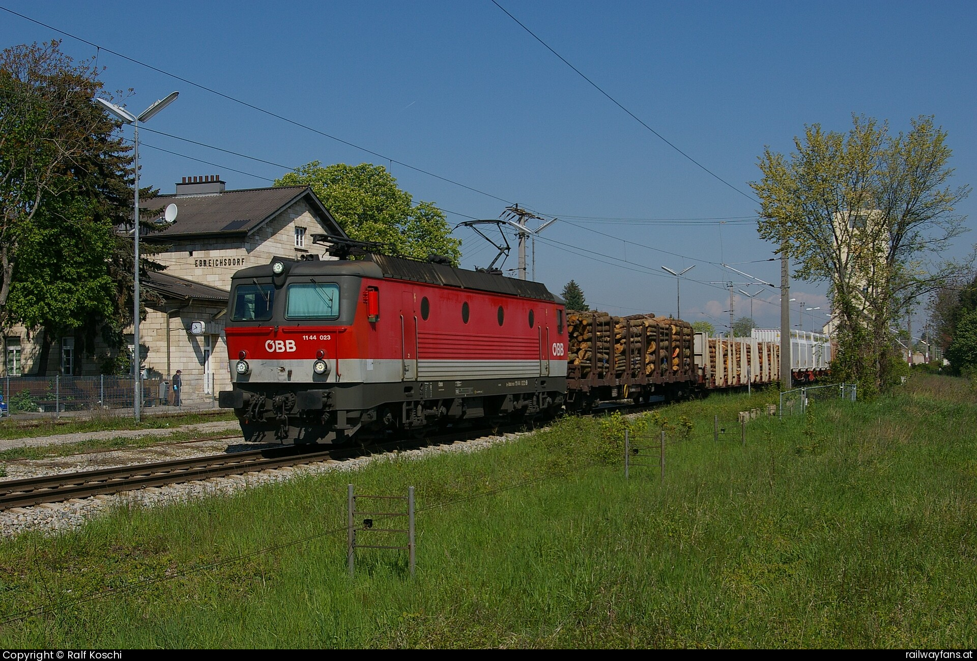 ÖBB 1144 023 in Großhaarbach mit dem 55501 Pottendorfer Linie | Wien Hbf - Wr. Neustadt Railwayfans