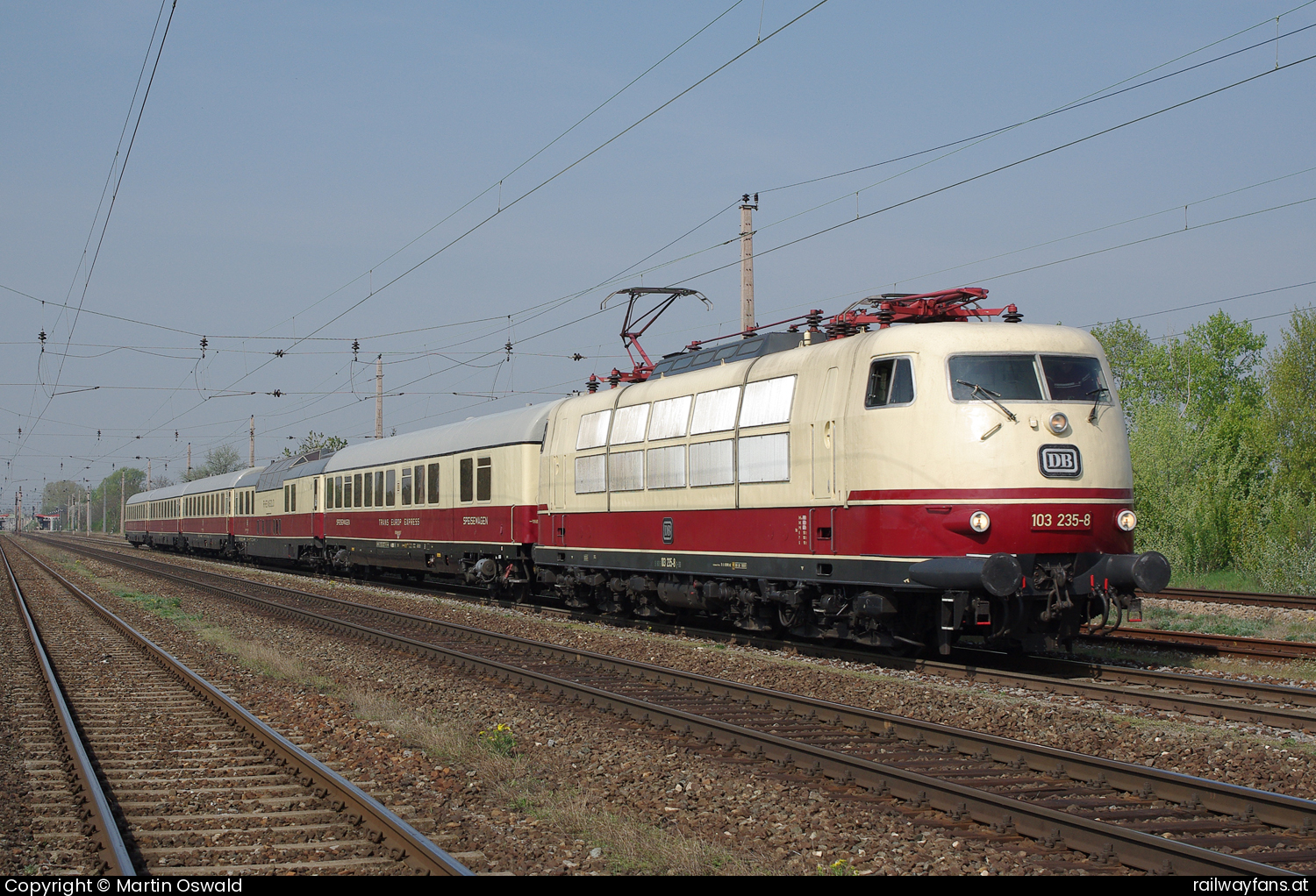 DB Fernverkehr AG 103 235 in Wien Süßenbrunn mit dem 16144 Nordbahn | Wien Praterstern - Breclav Railwayfans