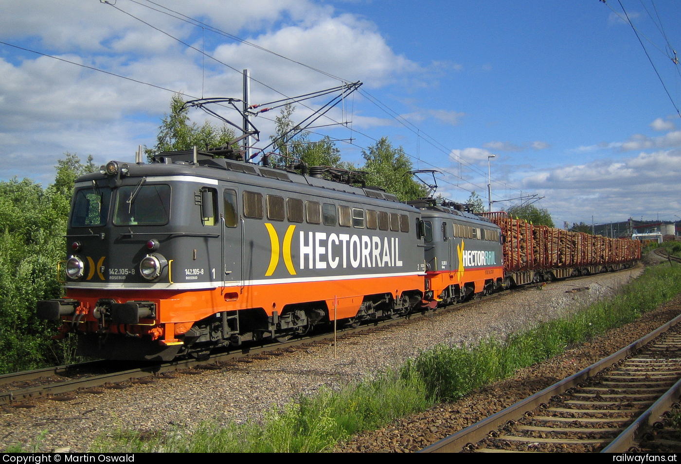Hectorrail 142 105 in Timra - ex ÖBB 1142 558 - mit 142 002 ex ÖBB 1142 645.   Railwayfans