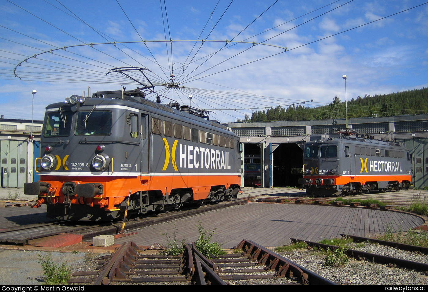 Hectorrail 142 105 in Ånge - ex ÖBB 1142 558, rechts 142 001 ex ÖBB 1142 661.   Railwayfans