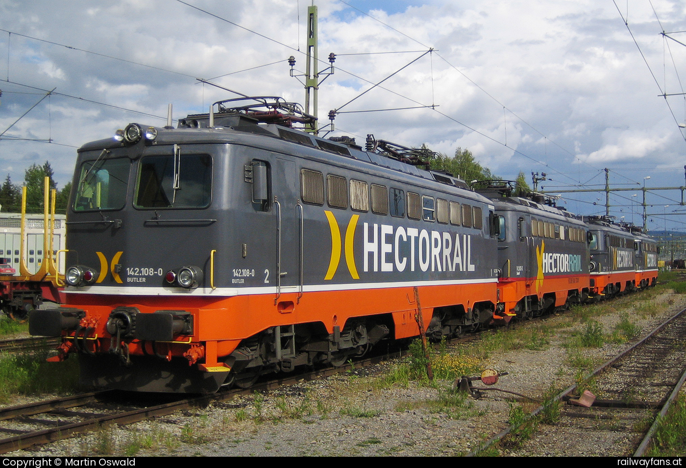 Hectorrail 142 108 in Ånge - ex 1142 629, mit 142 003 ex ÖBB 1142 660, 142 104 ex ÖBB 1142 551, 142 106 ex ÖBB 1142 563.   Railwayfans