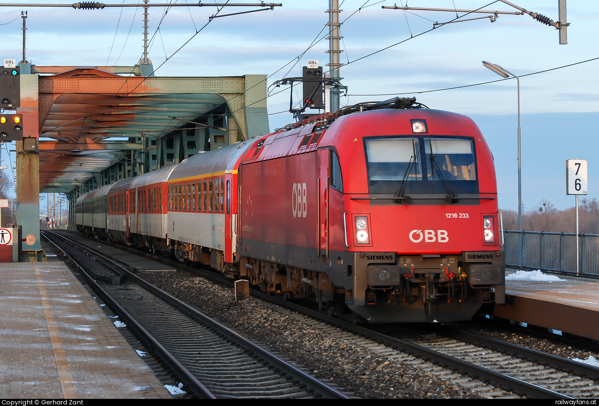 ÖBB 1216 233 in Handelskai mit dem EC 75 - 1216 233 am Eurocity 75 