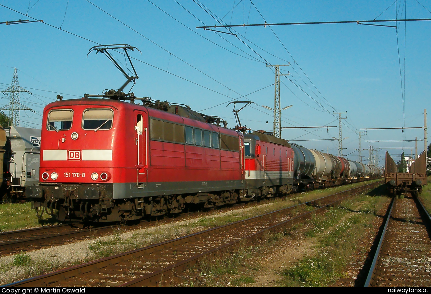 DB Cargo AG 151 170 in Wien Hütteldorf - mit 1044 107.  Westbahn | Wien Westbahnhof - St. Pölten (alt) Railwayfans