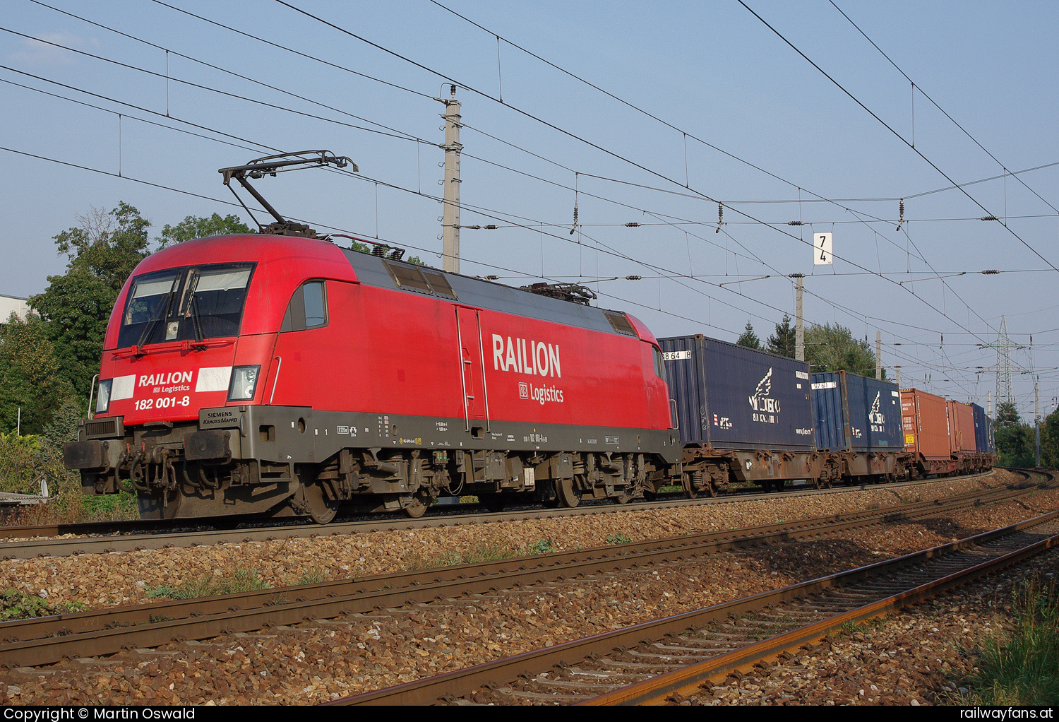 DB Cargo AG (Railion Logistics) 182 001 in Wolf in der Au mit dem 42902  Railwayfans