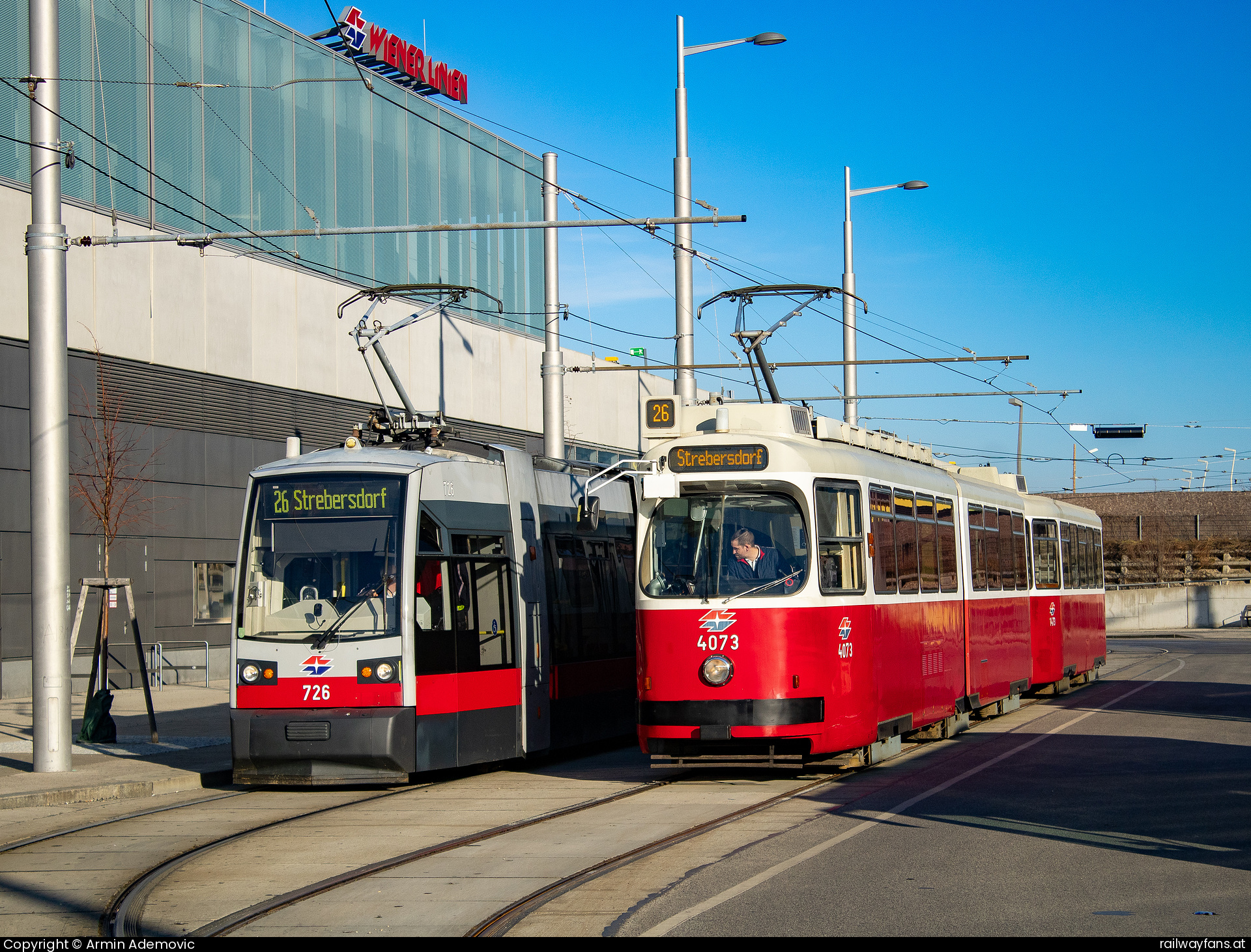Wiener Linien E2 4073 in Hausfeldstraße mit dem L Wien Linie 26 | Hasfeldstraße – Strebersdorf Railwayfans