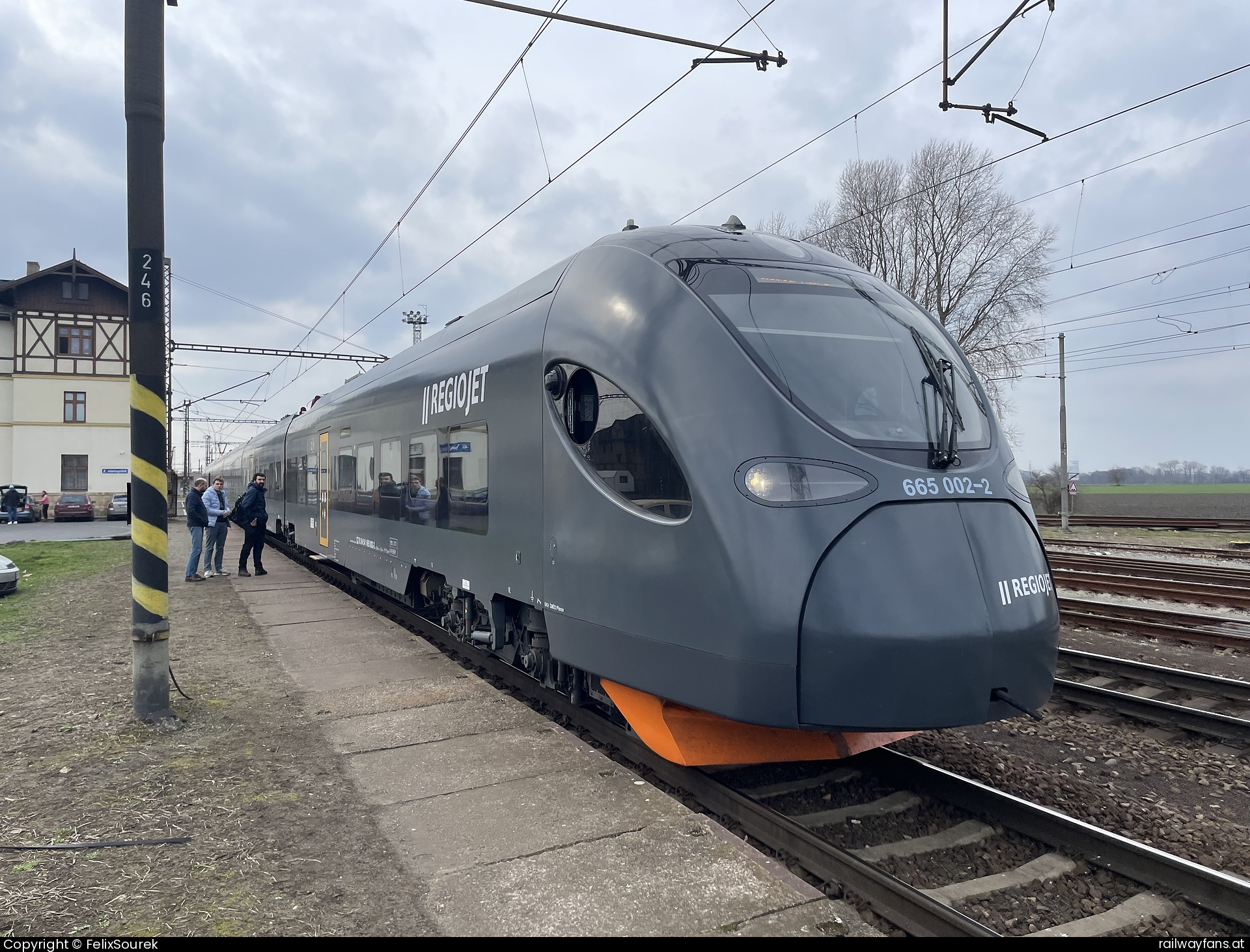 Regiojet 665 002 in Großhaarbach mit dem RJ 1304 - Ein unbekannter in Europa: Seit einigen Wochen ist der von CRRC gebaute Sirius im Testbetrieb in 
Tschechien. Urprünglich vom Bahnunternehmen LeoExpress bestellt, ist er nun bei Regiojet gelandet, da LeoExpress die Züge stornierte. Aktuell befinden sich 2 dieser Garnituren in Tschechien während sich eine weitere an einem unbekannten Ort befindet. Die Zulassung der Züge ist auf 31.12.2024 befristet.     Railwayfans