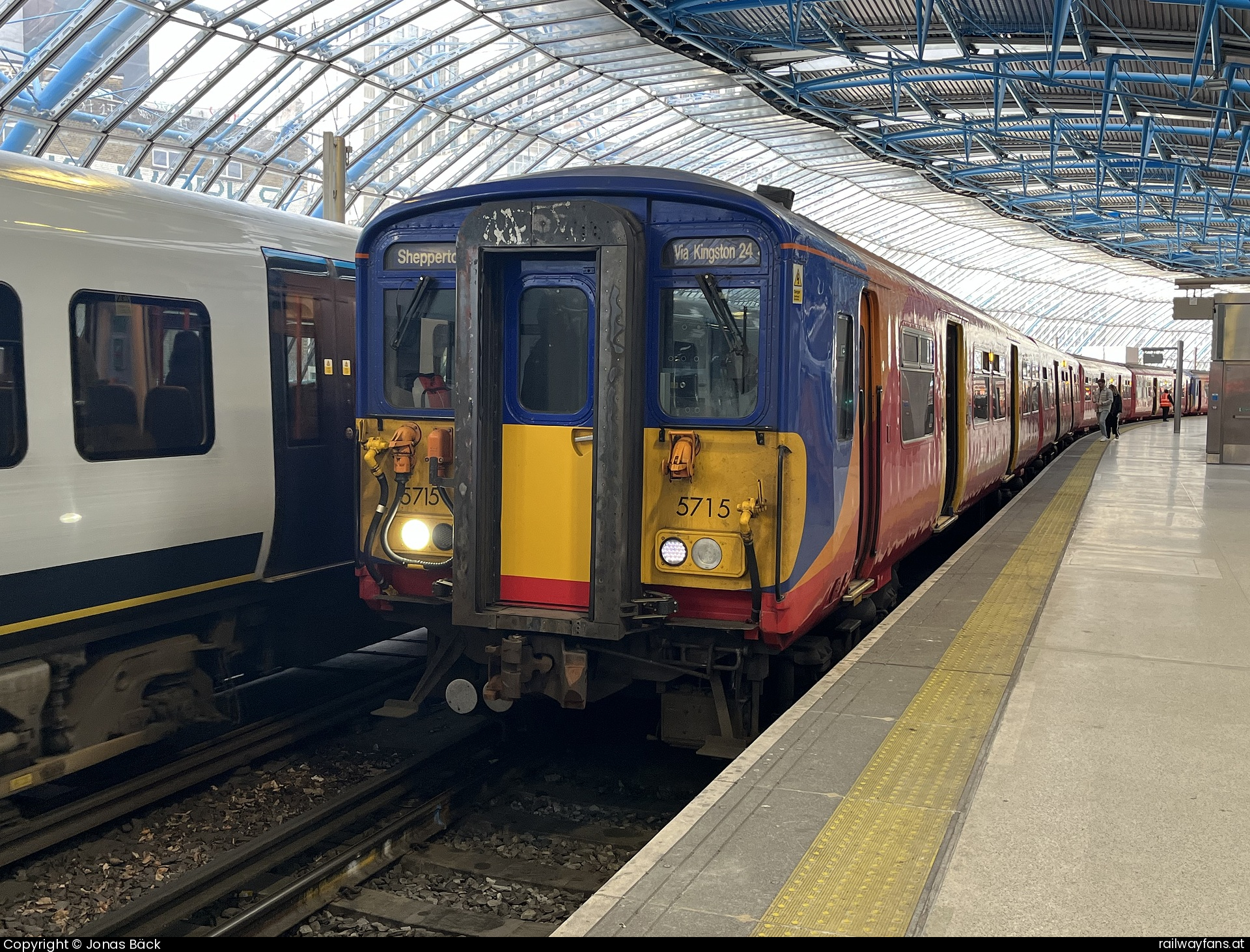 South Western Railway 455715 in Unterrubendorf mit dem 2359 2H45 Waterloo-Reading line Railwayfans