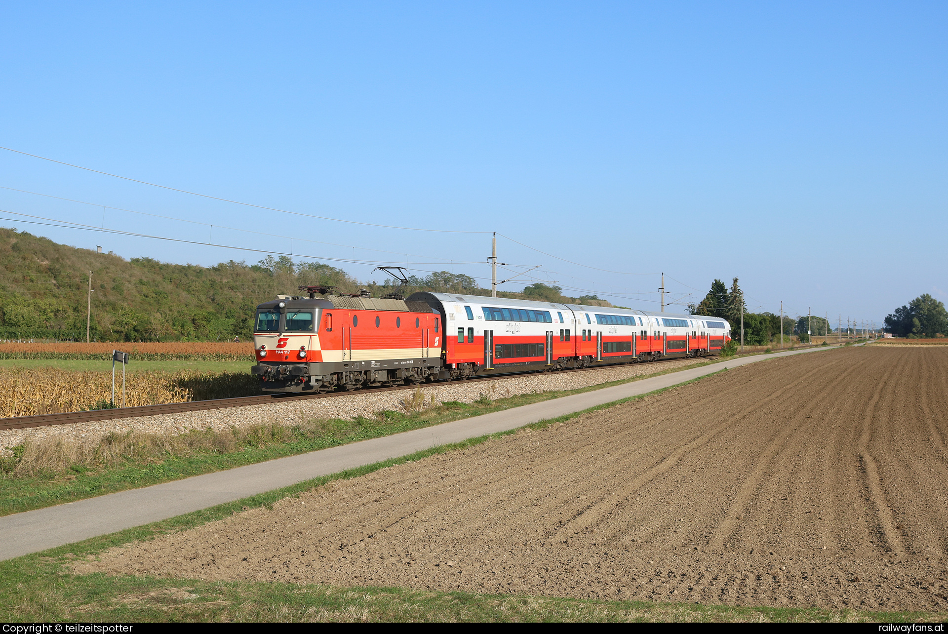 ÖBB 1144 117 in Großhaarbach mit dem REX 2876 Absdorf - Krems a.d. Donau Railwayfans