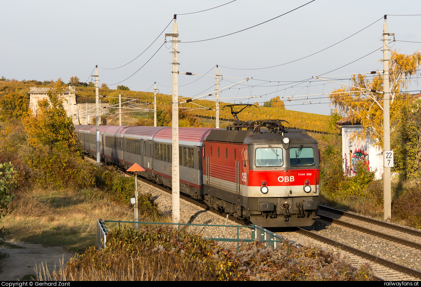 ÖBB 1144 093 in Pfaffstätten mit dem EC 159 (Croatia) Südbahn | Wien Hbf -  Spielfeld Straß Railwayfans